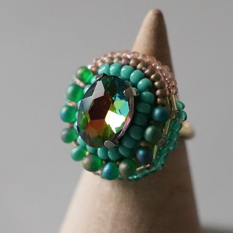 Can also be used as a scarf ring Chatty Ring 204 Free size Beaded embroidered ring Bijou Green Large ring - แหวนทั่วไป - แก้ว สีเขียว