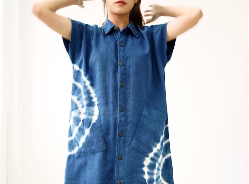 Hand-dyed blue shirt collar, slanted pockets, open-front short-sleeved dress - ชุดเดรส - ผ้าฝ้าย/ผ้าลินิน สีน้ำเงิน