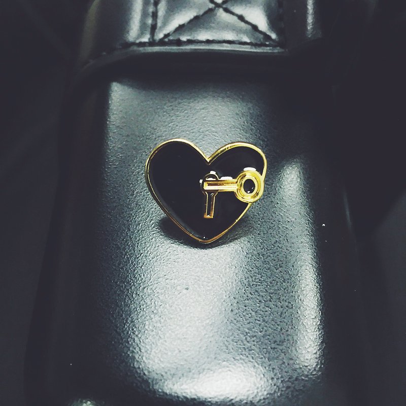 #13 Black-Heart Pin/Brooch - เข็มกลัด - โลหะ สีดำ