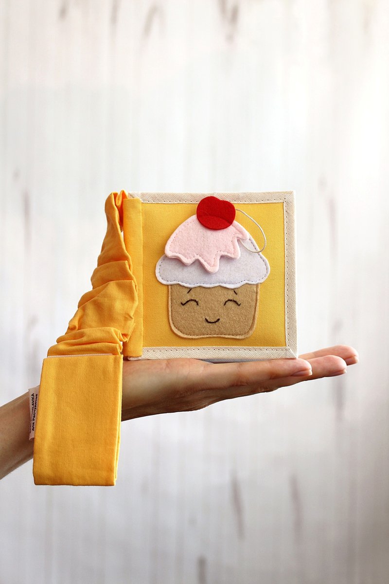 Baby girl and boy felt activity book with cupcake, Montessori quiet busy book - 寶寶/兒童玩具/玩偶 - 環保材質 橘色
