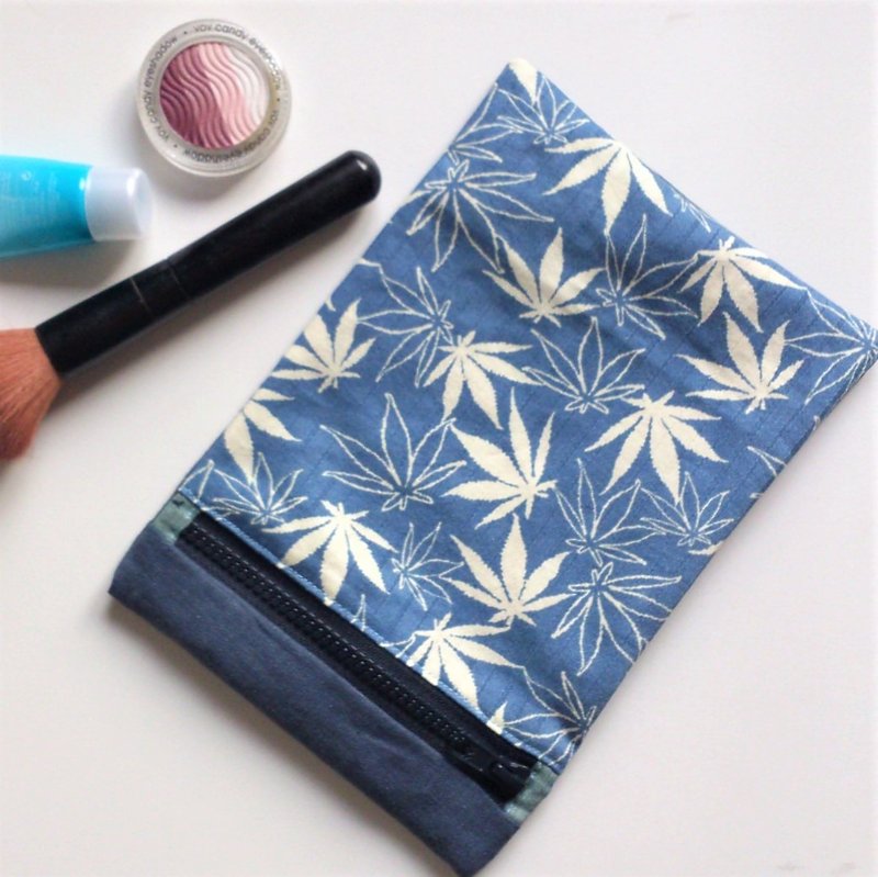 長形拉鏈包 (楓葉x藍色) - 化妝袋/收納袋 - 棉．麻 藍色