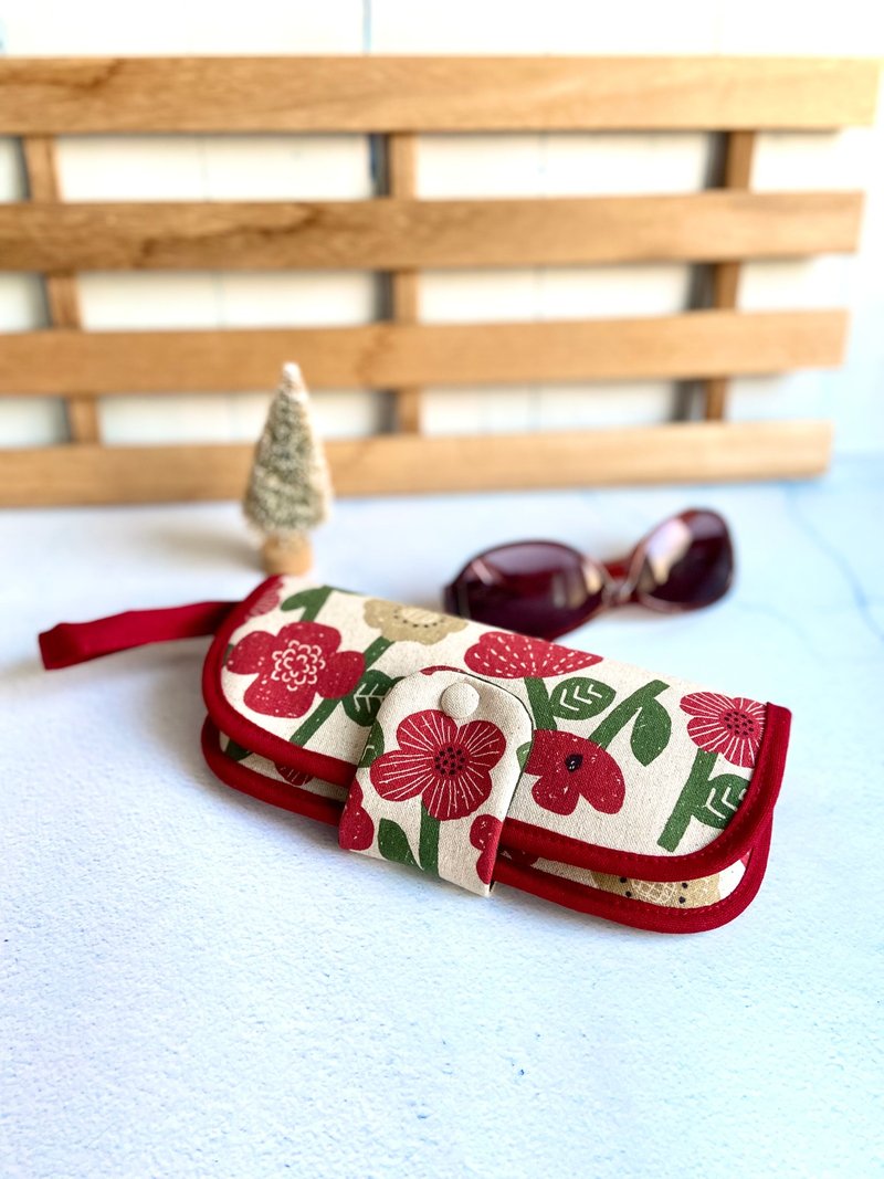 Children's Garden Hangable Glasses Case Made from Japanese Cotton Fabric for Outings Christmas and Birthday Exchange Gifts - กล่องแว่น - ผ้าฝ้าย/ผ้าลินิน 