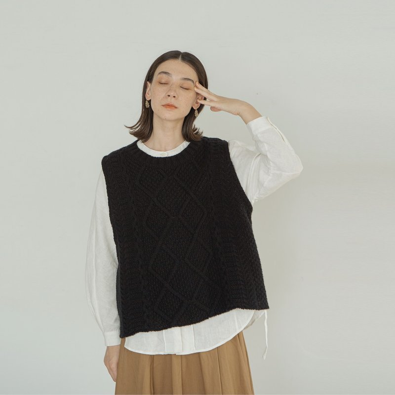 KOOW retro cable hand knitted wool vest warm Aran hand knitted vest - เสื้อกั๊กผู้หญิง - ขนแกะ 