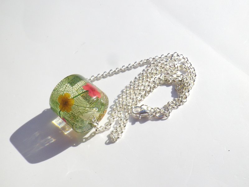 Resin Necklace. Resin Jewelry with Pressed Flowers, Pressed flowers bead - สร้อยคอ - พลาสติก สีเขียว