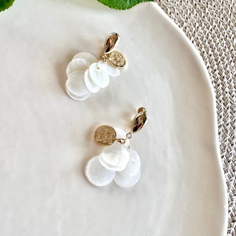 【White round shell earrings】clip on earring / Japanese handmade - ต่างหู - วัสดุอื่นๆ ขาว