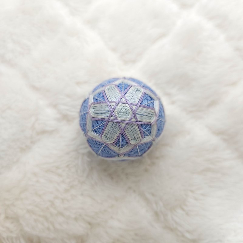 Snowflake_3cm pendant_temari ball. - ที่ห้อยกุญแจ - งานปัก สีน้ำเงิน