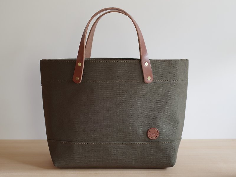 Leather Handle Canvas Tote Bag Olive - กระเป๋าถือ - ผ้าฝ้าย/ผ้าลินิน สีเขียว