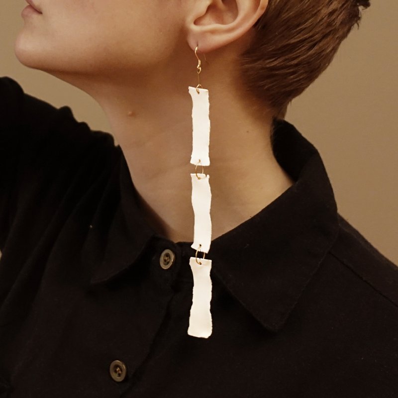 Ceramic black and white geometric handmade earrings • Tear-off series HT-7 - ต่างหู - เครื่องลายคราม ขาว