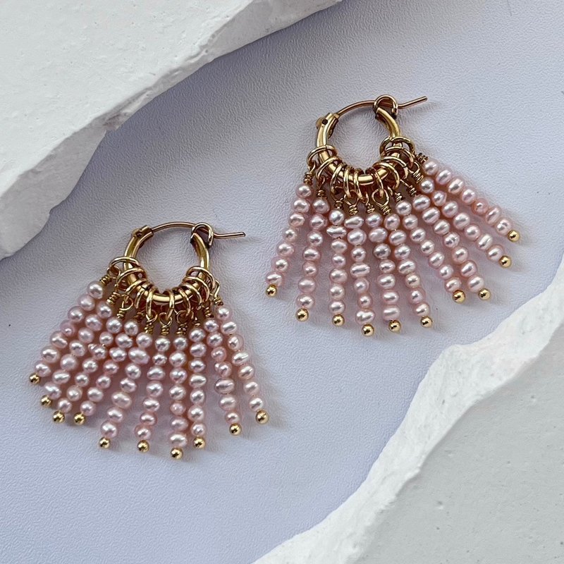 Pearl Blossom Hoop Earrings - ต่างหู - ไข่มุก สึชมพู