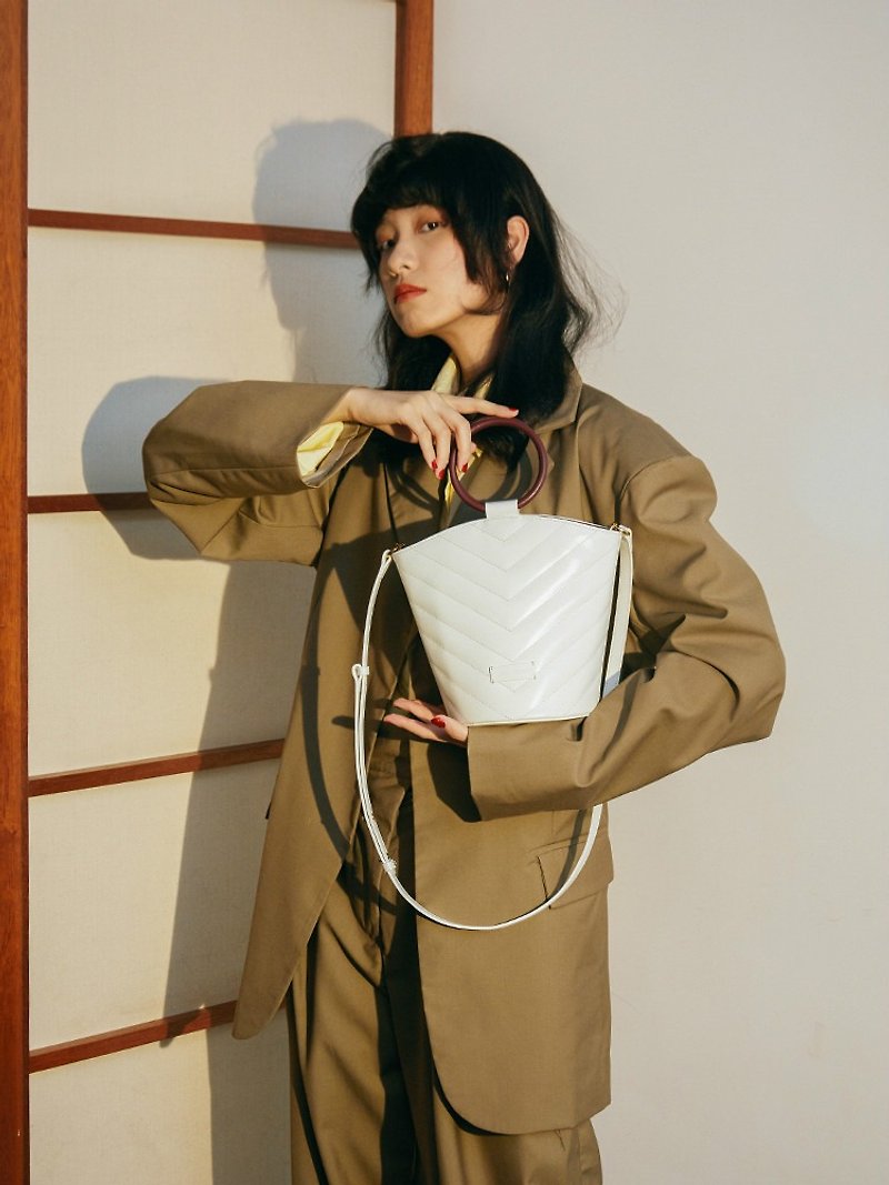 White fruit basket bag diamond shaped ring bucket bucket bag portable side back dual-use leather design Korean shoulder bag - กระเป๋าแมสเซนเจอร์ - หนังแท้ ขาว