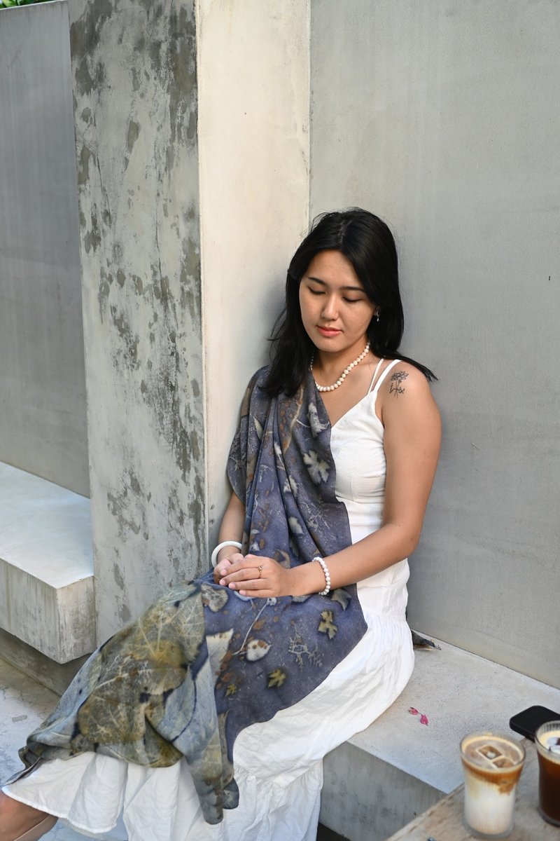 【記憶有限】EcoPrint 花葉移印 圍巾-紫灰 - 圍巾/披肩 - 羊毛 多色