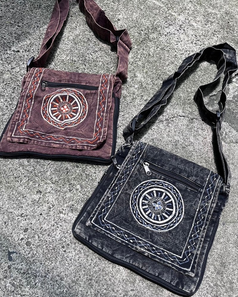 喜迎瑤 尼泊爾 蠟染 刺繡包 斜背包 民族風包包 嬉皮 小包 肩背 - 側背包/斜背包 - 棉．麻 咖啡色
