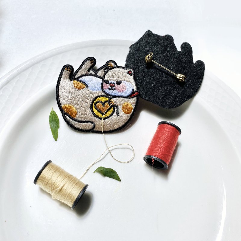 [Meowster, the god of love for cats] Embroidery electric embroidery / patch / badge (pin / cloth sticker) - Brooches - Thread 