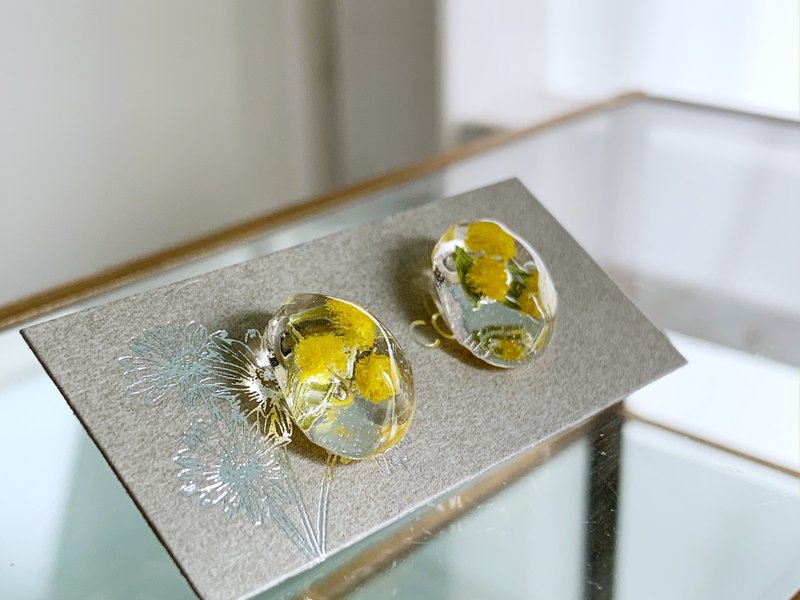 感謝・思いやりの花言葉を持つミモザ・一粒ピアス/イヤリング - 耳環/耳夾/耳骨夾 - 樹脂 黃色