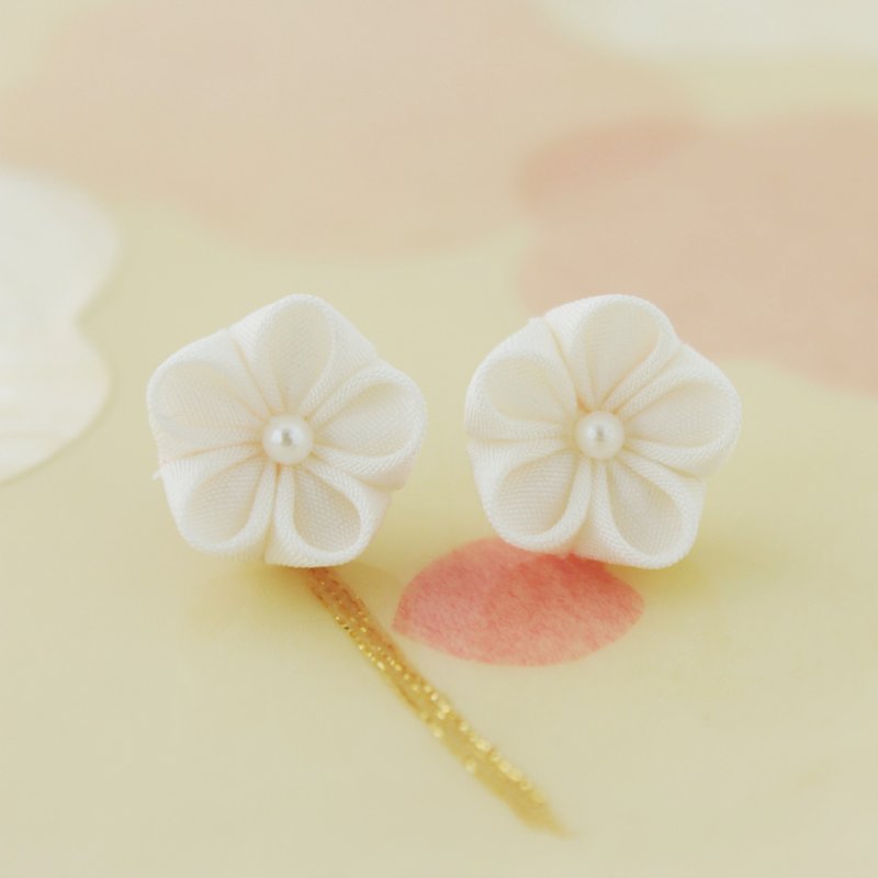 一粒白花ピアス - 耳環/耳夾 - 絲．絹 白色