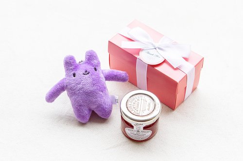 幸福朵朵 婚禮小物 花束禮物 Double Love Pink盒裝 多彩綿綿兔(多色隨機)+果醬小禮盒