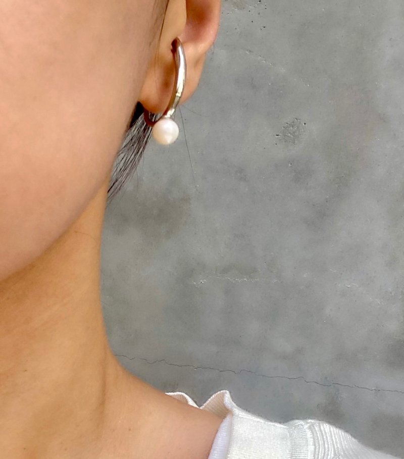 Stylish single pearl ear cuff - ต่างหู - ไข่มุก สีเงิน