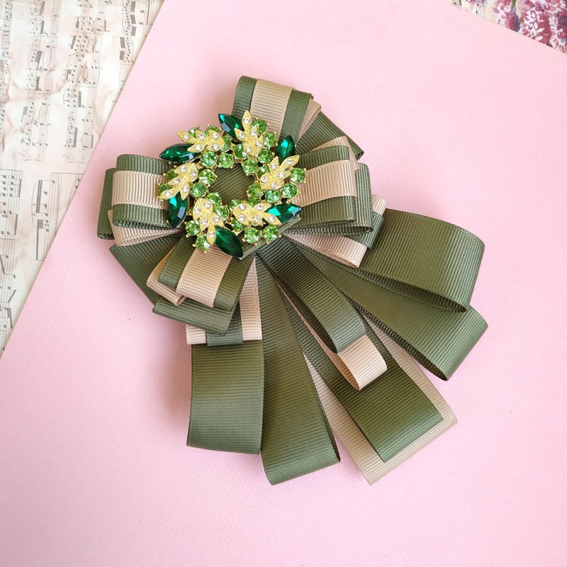 Green bow brooch Ribbon brooch tie vintage style Bow tie brooch - เข็มกลัด - วัสดุอื่นๆ สีเขียว