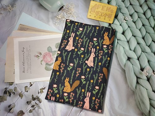 FEN手工小鋪 動物系列-韓國棉布黑底花園粉兔布書套-手冊套-布書衣適用A5-25K