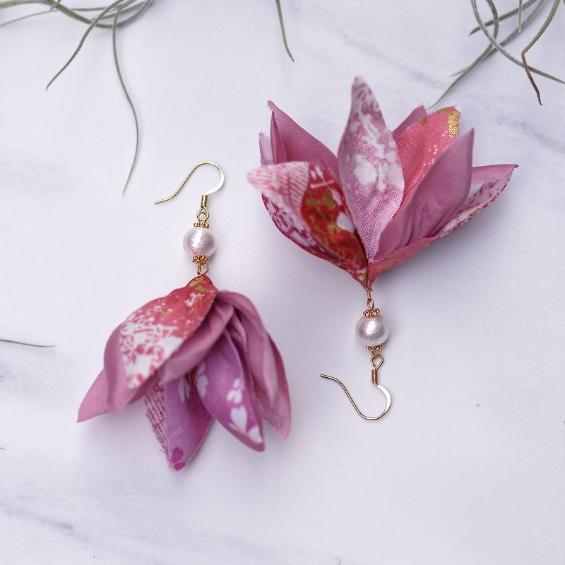 Ayaka彩夏 | Japanese-Style Dangle Golden Plating Floral Earring - Fabric Flower - Earrings & Clip-ons - Other Materials Multicolor