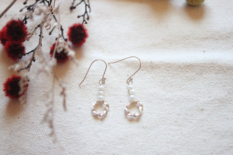 [Rolled Pearls] Sterling Silver Earrings Natural Freshwater Pearl Ear Hook Designer Handmade Products - ต่างหู - เงินแท้ สีเงิน