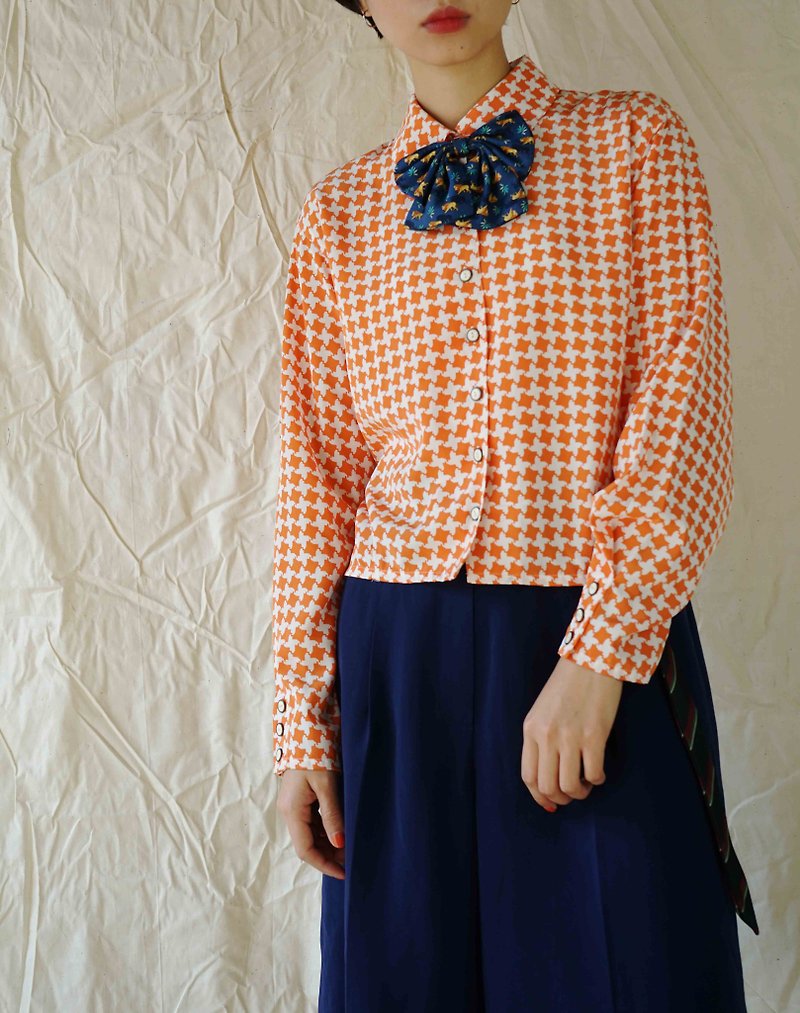 Treasure Hunting - Vibrant Orange White Geometric Print Short Shirt - เสื้อเชิ้ตผู้หญิง - เส้นใยสังเคราะห์ สีส้ม