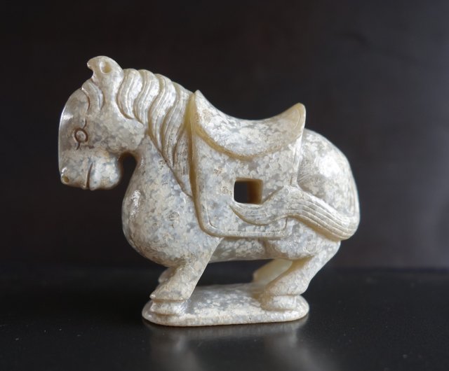 古代翡翠馬と白翡翠 81グラム古翡翠 古代翡翠とホータン翡翠