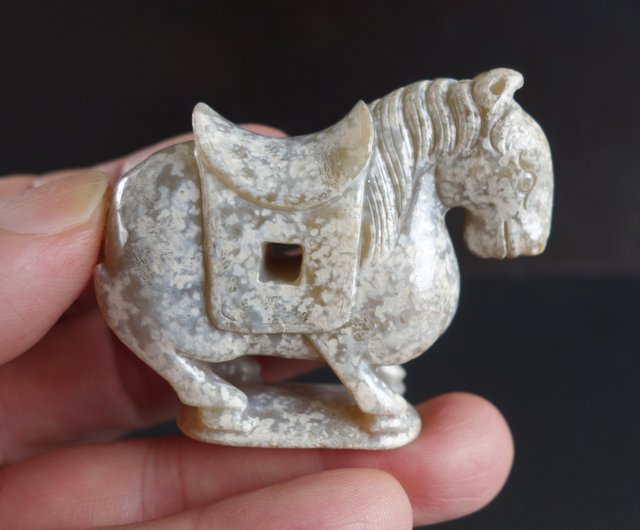 古代翡翠馬と白翡翠 81グラム古翡翠 古代翡翠とホータン翡翠