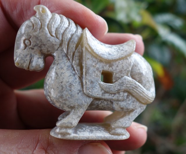 古代翡翠馬と白翡翠 81グラム古翡翠 古代翡翠とホータン翡翠