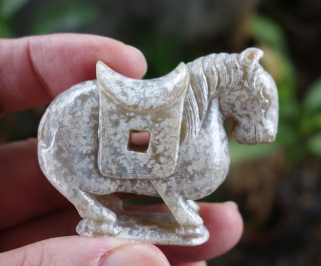 古代翡翠馬と白翡翠 81グラム古翡翠 古代翡翠とホータン翡翠