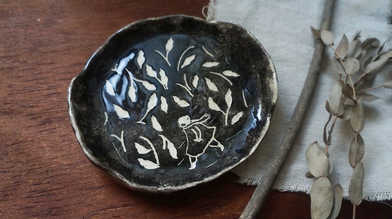 Hand pinch small pots - fallen leaves travel - จานเล็ก - ดินเผา สีดำ