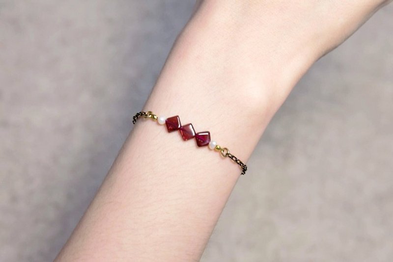 [Ofelia.] Series of natural stone - natural red garnet x freshwater pearl fine chain [J67- Ethel] - Bracelets - Gemstone Red