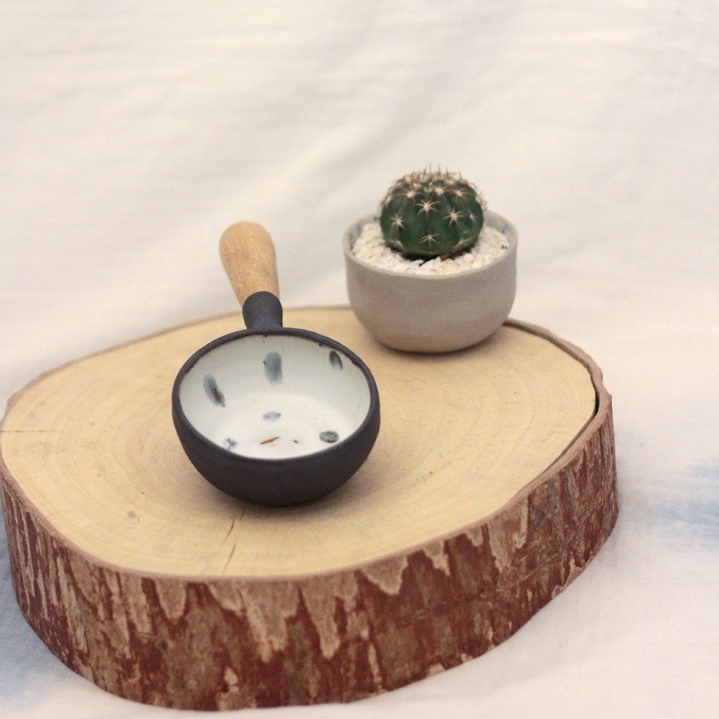 3.2.6. studio: Handmade ceramic tree bowl with wooden handle. - 花瓶/花器 - 紙 黑色