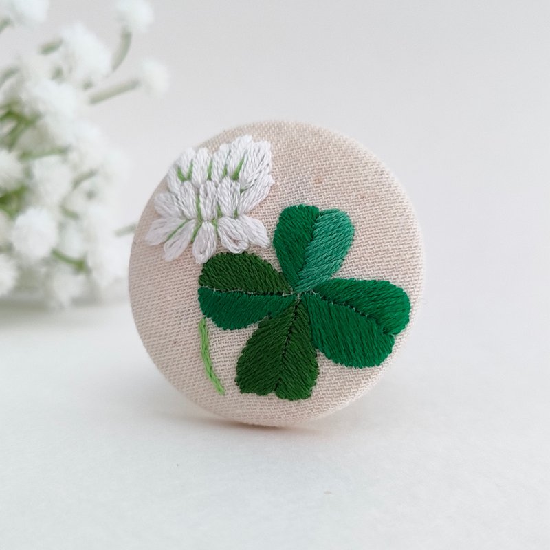 白詰草と四葉のクローバー刺繍ブローチ - 胸針 - 棉．麻 綠色
