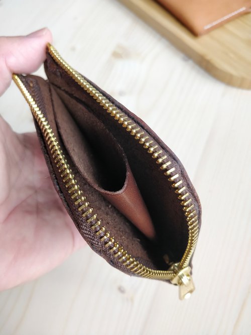 Curve Zip Wallet-Handmade Leather Ladies Mens Wallet,Coin Pouch,Card Holder  - Shop Graphy Tee Wallets - Pinkoi