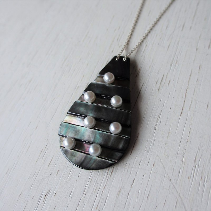 Ladder shell / pearl necklace drop - สร้อยคอ - โลหะ สีดำ