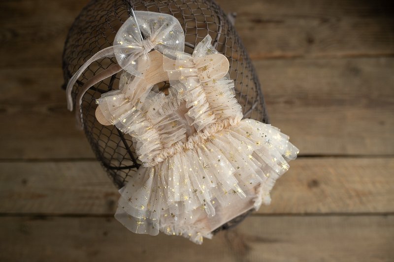 Beige bodysuit with lace for newborn girls: the perfect outfit for a little girl - เครื่องประดับ - โลหะ สีกากี