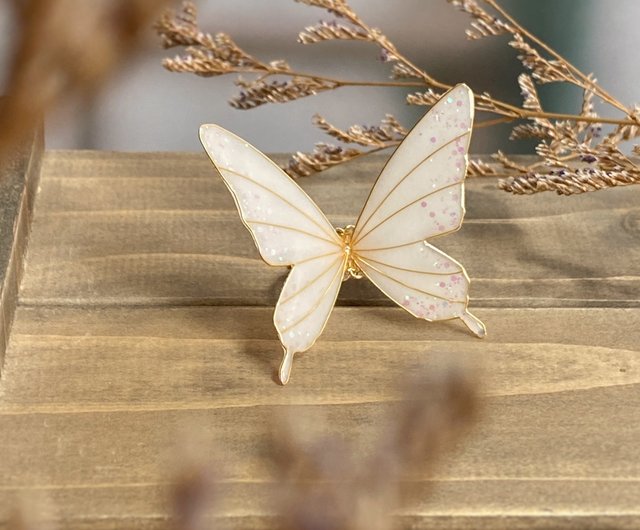 White deals butterfly ring