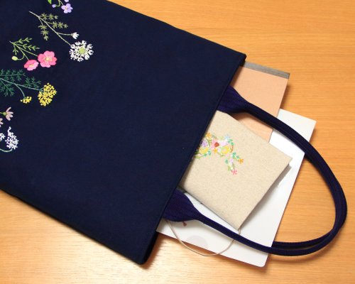 春の花 刺繍 トートバッグ 帆布 ロイヤルネイビー - ショップ