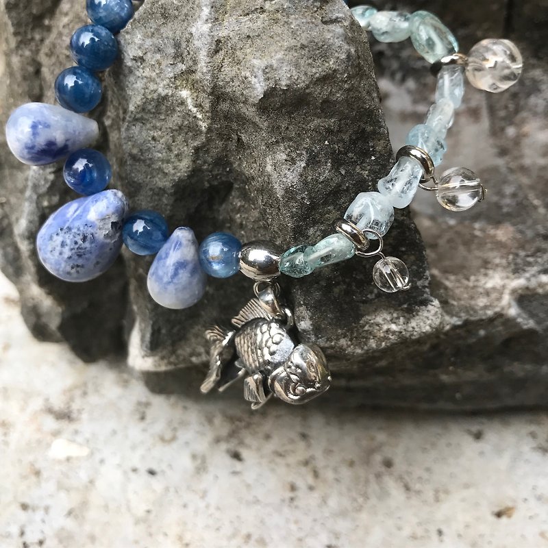 【Lost and find】Natural stone aquamarine sapphire blue and white stone goldfish bracelet B01 - Bracelets - Gemstone Multicolor