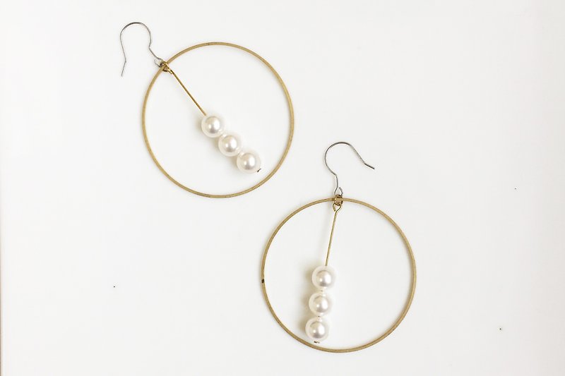 Round pearl brass earrings - ต่างหู - เครื่องเพชรพลอย สีทอง