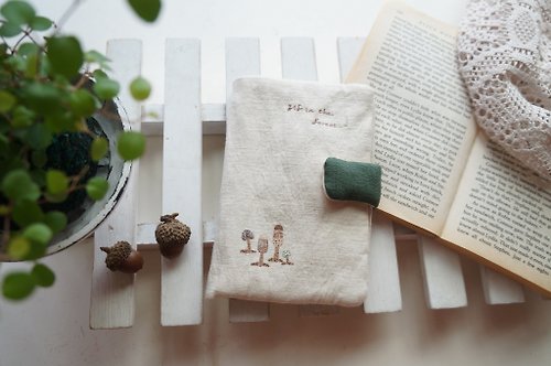 bigu-手繪-story 手繪森林裡的小蕈菇法式護照夾(棉麻米)