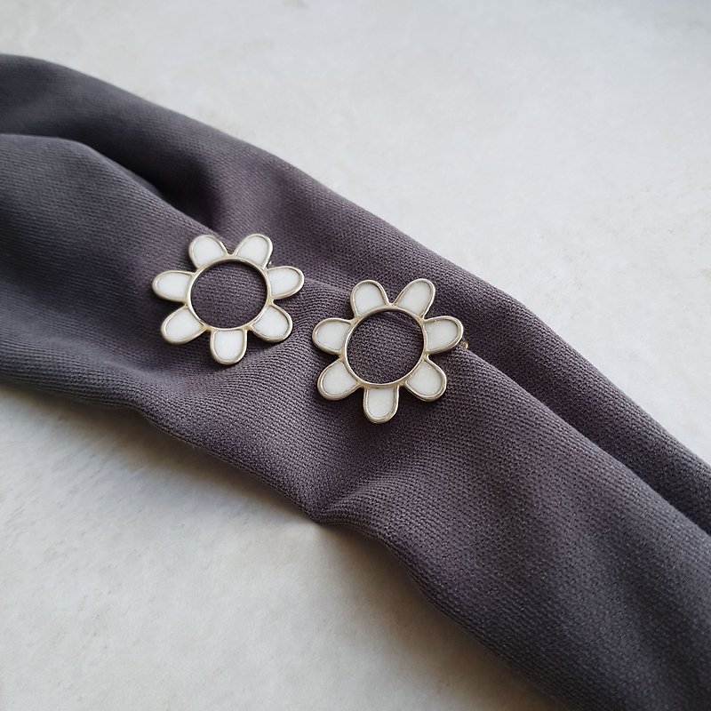 Circle flower earrings, statement daisy studs, 12 colors - ต่างหู - วัตถุเคลือบ ขาว