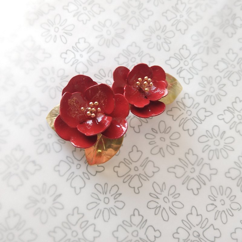 赤い椿の花真鍮バレッタ - 耳環/耳夾/耳骨夾 - 其他金屬 紅色