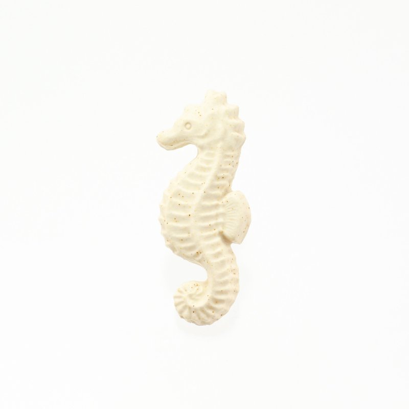 ceramics brooch seahorse off white - เข็มกลัด - ดินเผา ขาว