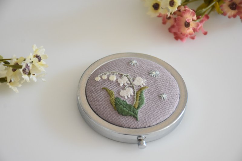 Embroidery small mirror lily of the valley - อุปกรณ์แต่งหน้า/กระจก/หวี - ผ้าฝ้าย/ผ้าลินิน ขาว