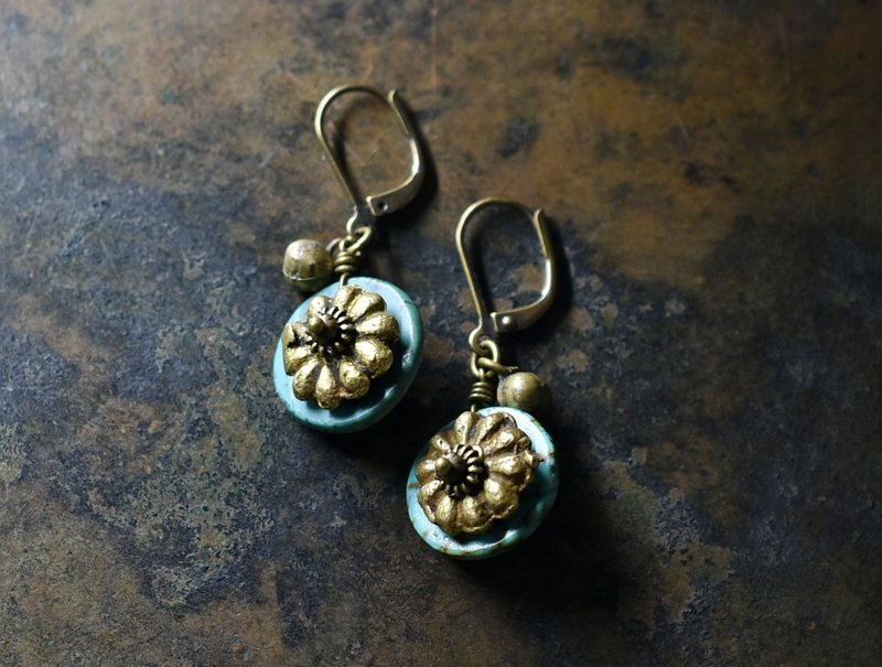 Turquoise and Indian flower lover brass, and small ethnic bell earrings - ต่างหู - โลหะ สีทอง