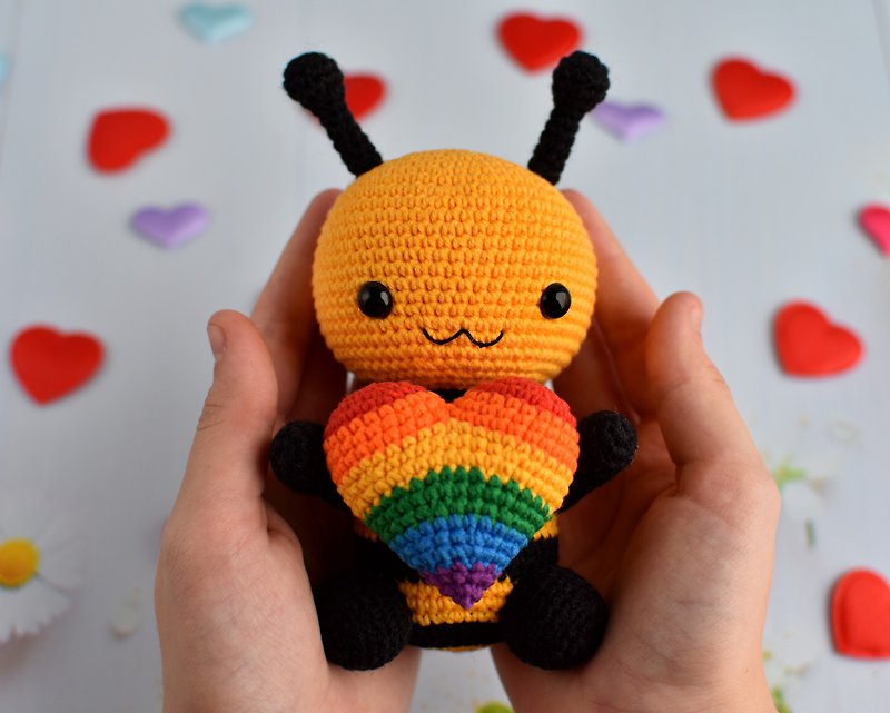 Pride plush bee with rainbow heart / Pride Flags / LGBTQ+ - 公仔模型 - 棉．麻 
