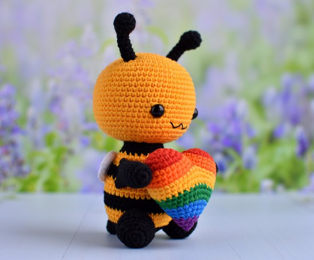 Pride plush bee with rainbow heart / Pride Flags / LGBTQ+ - Shop