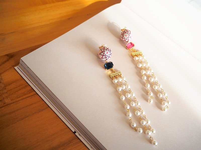 tachibanaya Daisy long pearl Japanese TEMARI earrings flower pink - ต่างหู - งานปัก สึชมพู